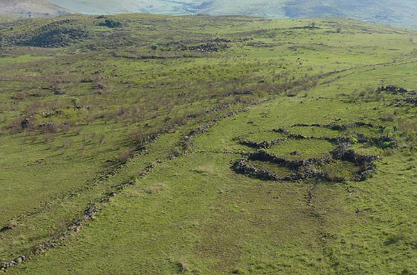 Eindeloos slingeren de oeroude wegen zich door het Afrikaanse landschap